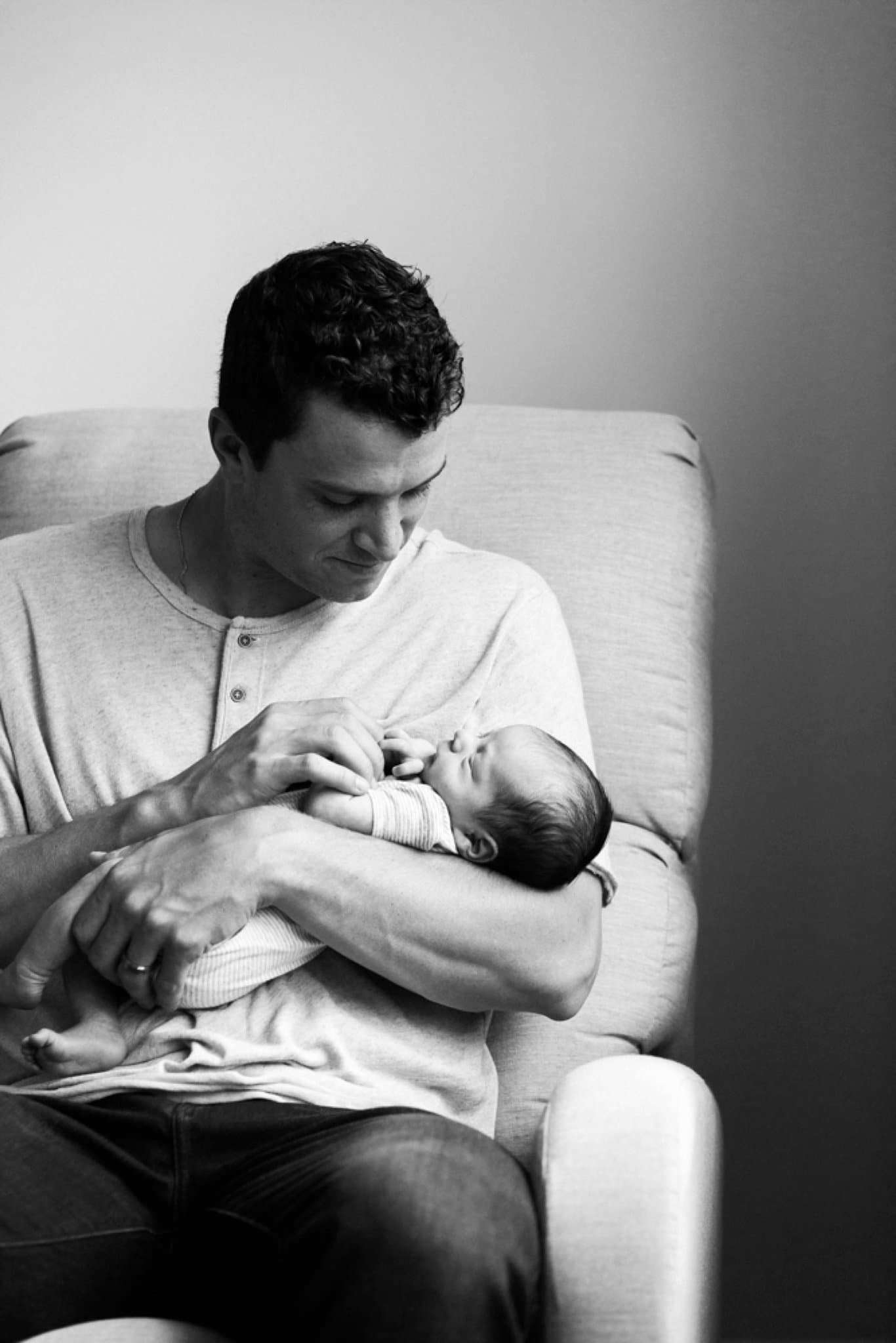 photos of father and newborn at home in pittsburgh pa