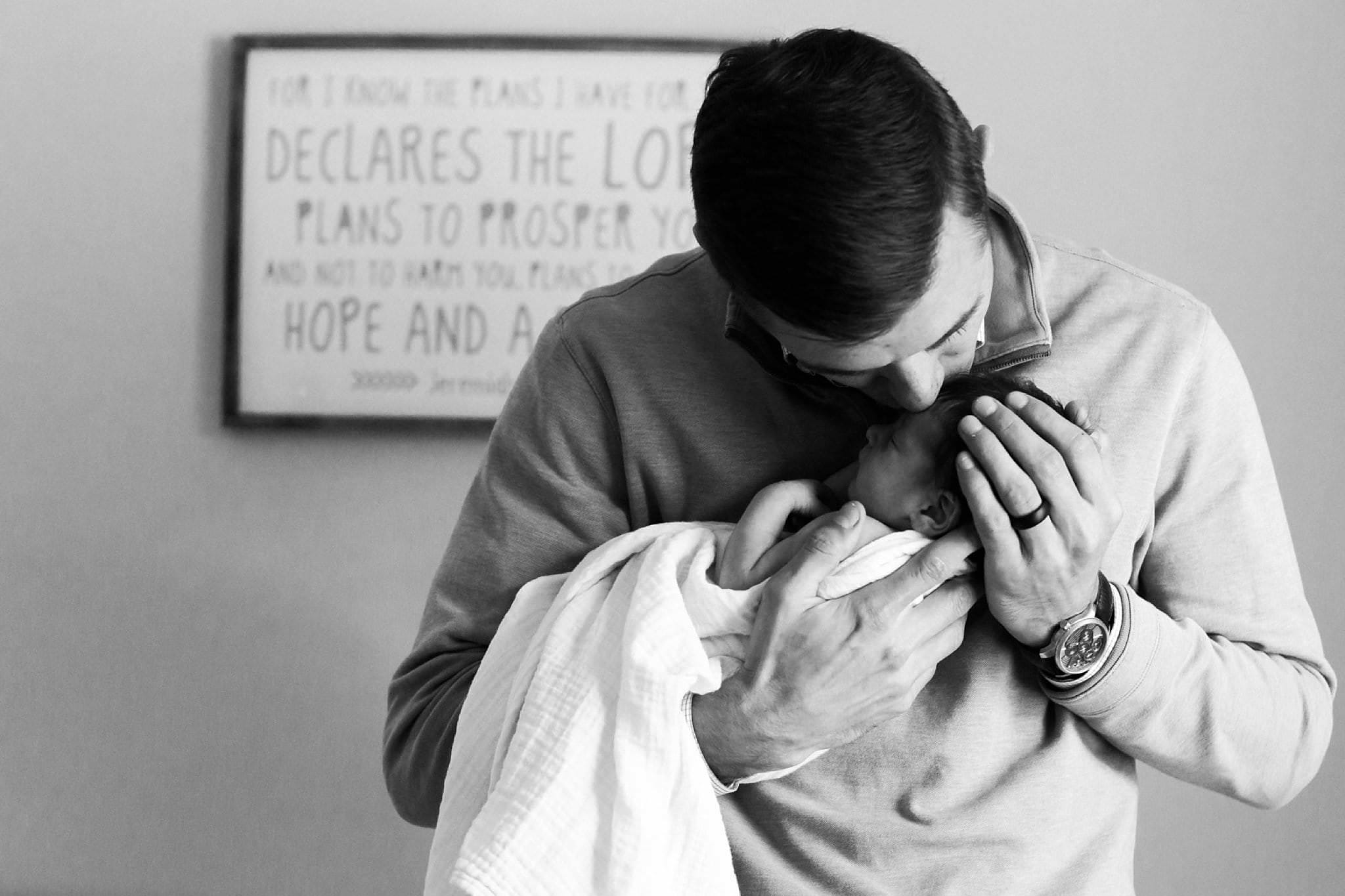 photos of father and newborn at home in pittsburgh pa