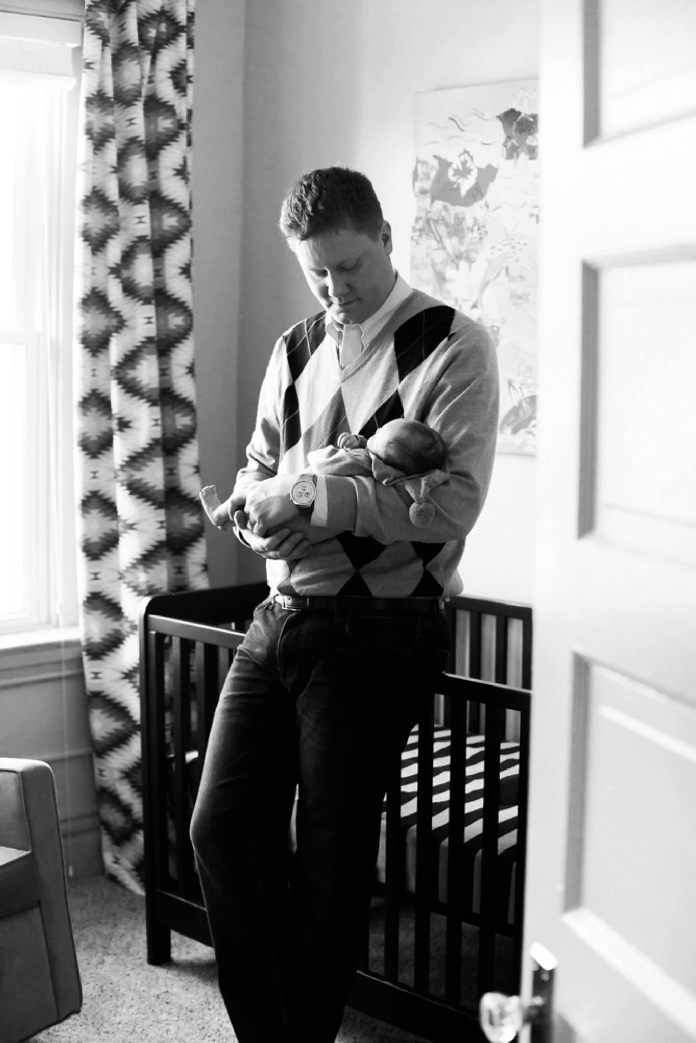 photos of father and newborn at home in pittsburgh pa