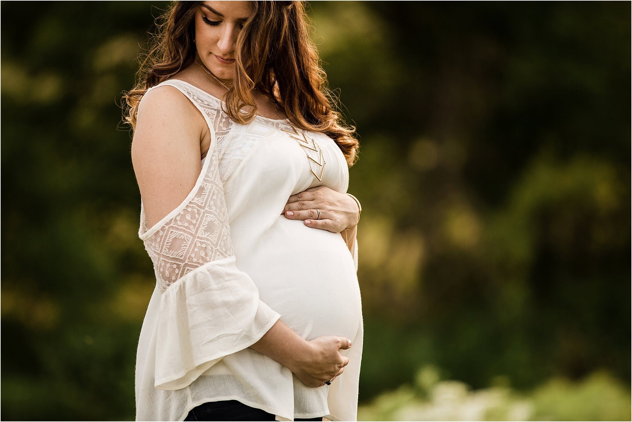 Brautiful baby bump photo in Pittsburgh flower field