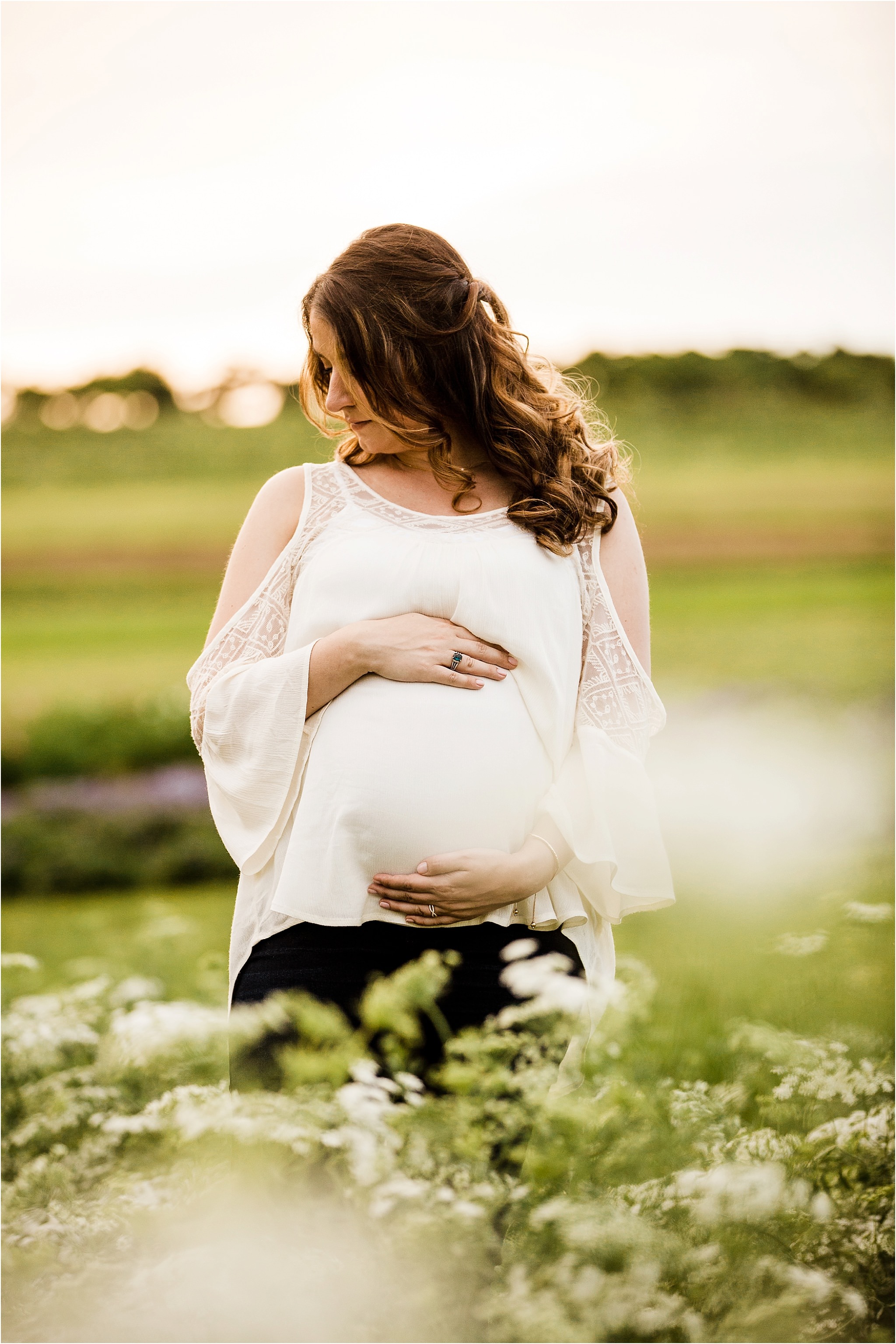 Brautiful baby bump photo in Pittsburgh flower field