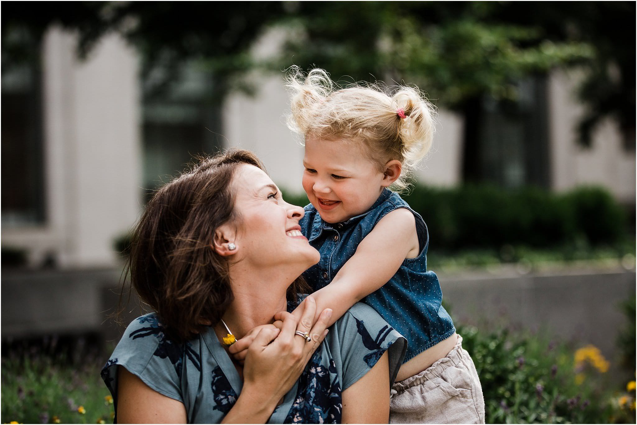 photo daughter hugging mother at downtown pittsburgh family session