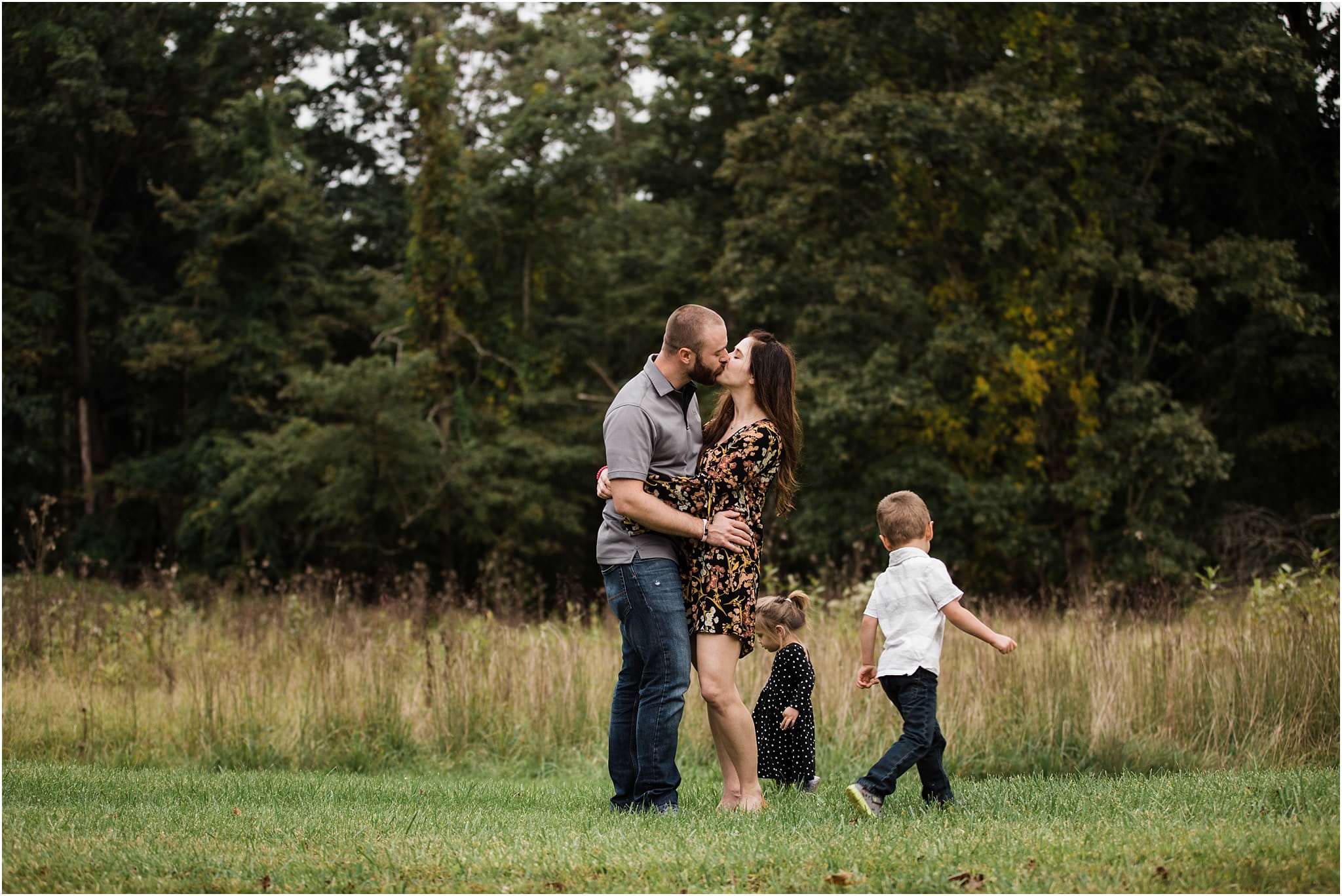 children running around parents kissing