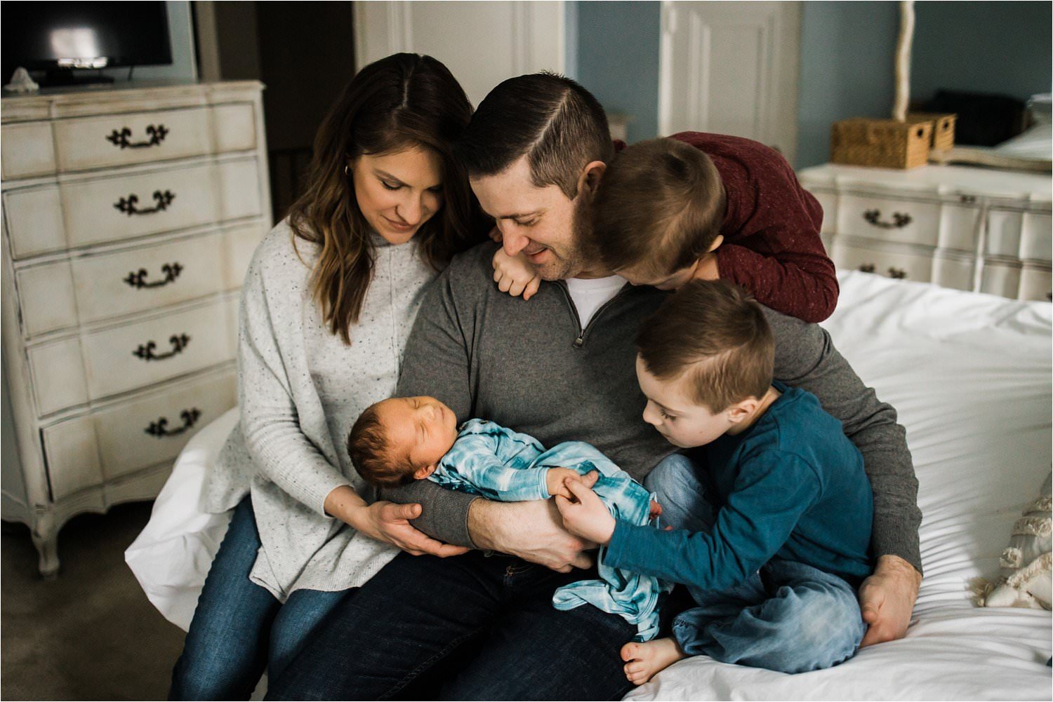 FAMILY SURROUNDING NEWBORN BABY BOY