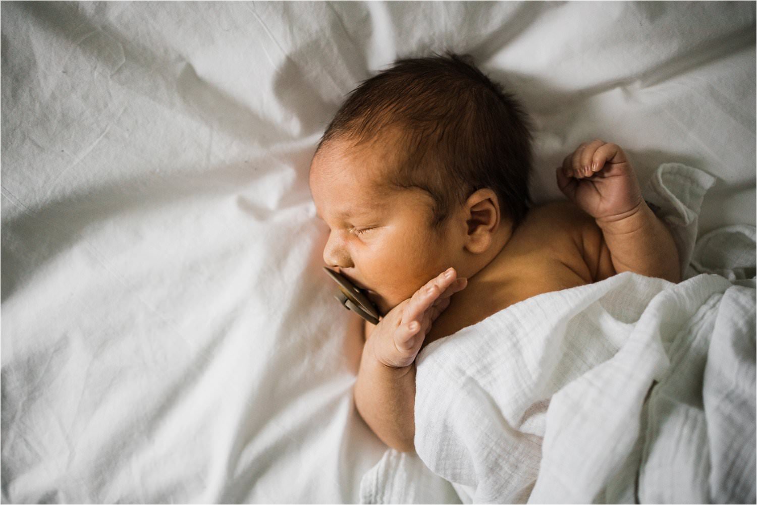 NATURAL NEWBORN PHOTO ON BED