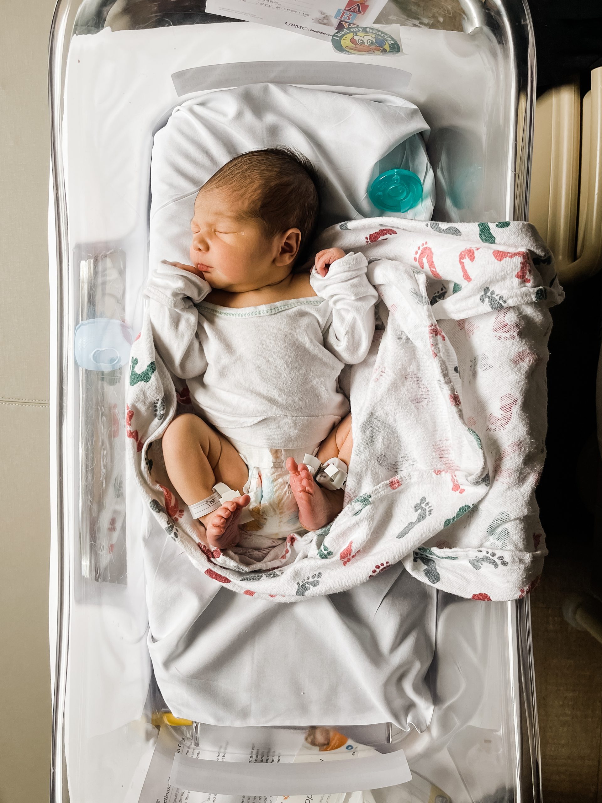 Tips for moms taking photos of newborns and DIY Fresh 48 Photos